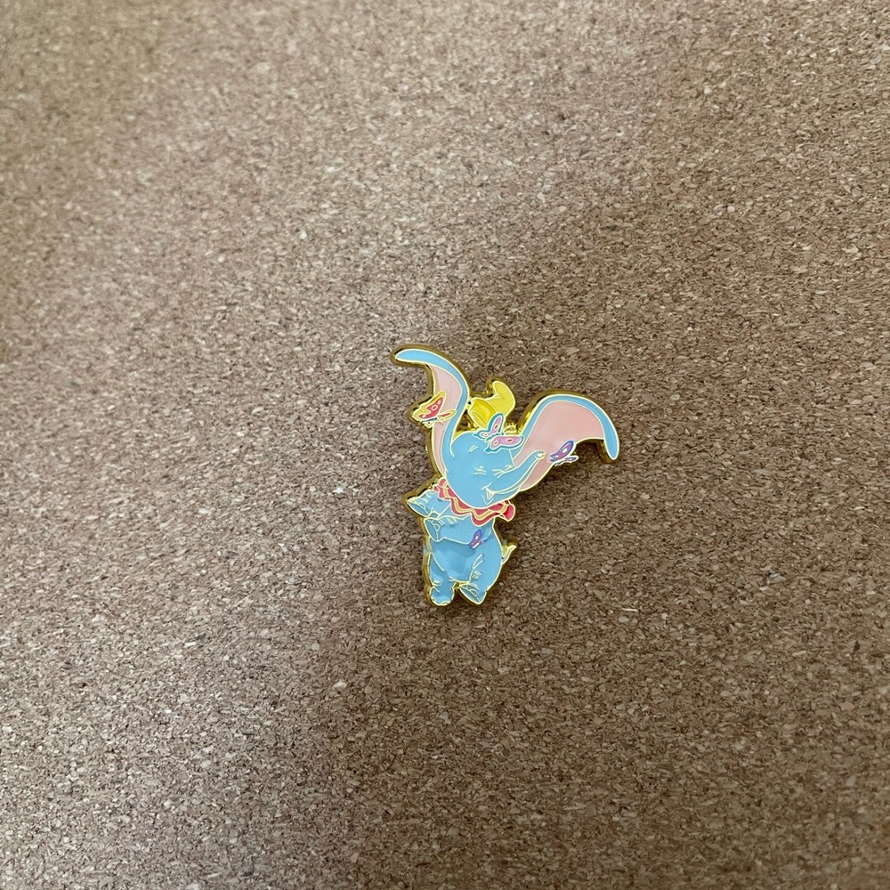 Dumbo loungefly pin